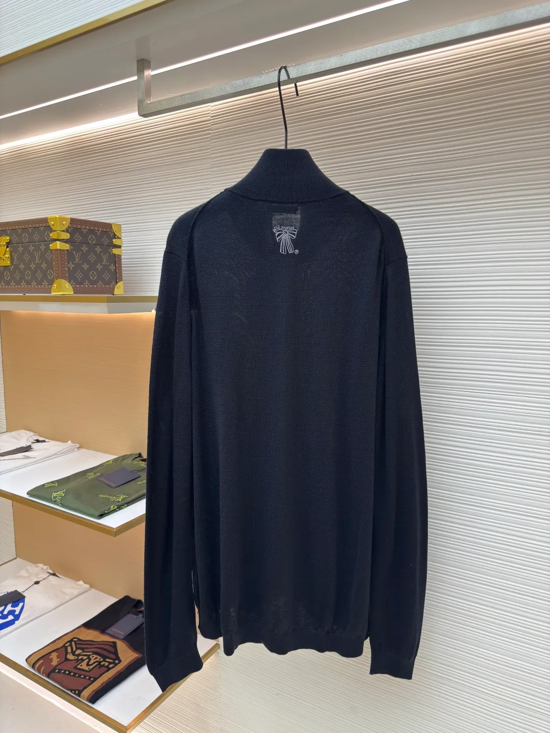 Acne Studios bow wool jacket ●Authentic product: purchased and developed by 2911 ●Item number: 1680686-B15 ●Fabric: wool fabric ●Technology: knitting ●Version: loose fit ●Weight: about 480 grams ●Size: S-M-L ●Description: Interpretation of lazy elegance with premium materials, using 30% Australian merino wool × 70% high-end acrylic, with a delicate soft waxy touch and three-dimensional bone texture. The special line dyeing process is used to customize the black and navy toned yarn. Each strand of yarn is double screened for color purity and flexibility to ensure high-quality color and dense texture. The weaving adopts 90-minute precision flat knitting 3D three-dimensional molding technology. The seamless sleeve connection and every curve are ergonomic. The overall wiring is straight and delicate, the fabric is comfortable and soft, and the color is consistent without color difference. It can be matched with the same style to create a fashionable look and control various occasions. Customized accessories, complete with three standards, same style for men and women!
